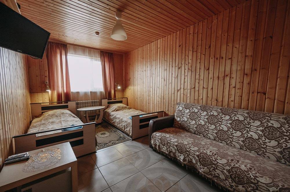 Двухместный номер с двумя односпальными кроватями и двуспальным диваном, удобствами на этаже