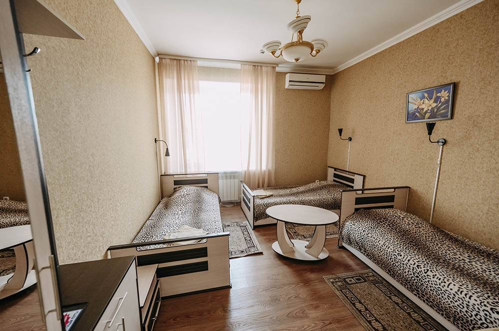 Трехместный номер с тремя односпальными кроватями и удобствами на этаже